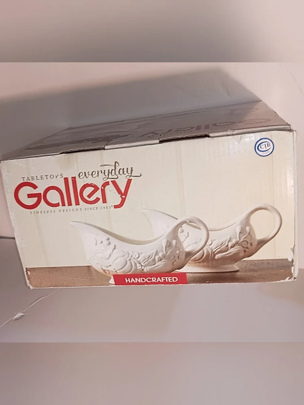 New In Box Gallery Vintage Lace Gravy Sauce Boat Linen Stoneware Set Of 2